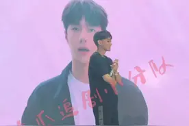 #王一博 #肖战 为#黄子韬 庆生现场，一博喊他“韬哥”，他喊战战“战哥”～#肖战杨紫横店聚餐视频封面