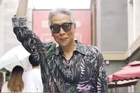 给女朋友拎包真的很丢脸吗？“妻管严”大爷告诉你什么才是真的爷们视频封面
