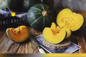 南瓜富含丰富的蛋白质、胡萝卜素等，经常出现在宝宝的辅食当中，但是千万不能和这几种食物一起吃#育儿#亲子视频封面