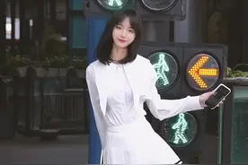 在红绿灯的路口不知道往哪里走，索性跳个舞#becauseofyou舞蹈挑战视频封面