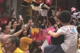 沙湾飘色起源于明代中叶至晚明时期，由沙湾北帝诞迎神赛会娱神节目发展而来。清中叶至民国初年达到全盛，改革开放后复兴。现村中仍存有一百多年前的色柜和色梗。#民俗文化 #非物质文化遗产 #传统文化 #飘色视频封面