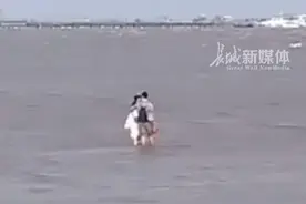 #上海 涨潮时情侣水中亲热，保安呼喊上岸嗓子都喊哑了，网友：这是要坠入爱河呀。视频封面