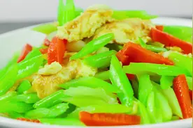 厨师长分享饭店芹菜炒鸡蛋做法，芹菜清脆可口，鸡蛋鲜嫩滑爽视频封面