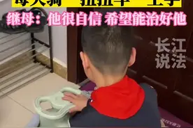 坚强！12岁双腿瘫痪小男孩每天骑扭扭车拉书包上课。视频封面