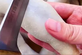 蒙古人吃肉时刀是对着自己的视频封面