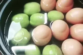 青皮核桃熟了，女性一定要核桃煮鸡蛋吃。对你身体特别好……不要问我为什么。评论区懂的人特别多#实用小妙招视频封面