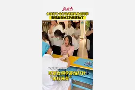 7月1日，湖南长沙。女孩打针未打先哭惹笑身后同学，看得出她真的很害怕了视频封面