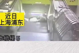 女孩没吃早饭晕倒，头发被卡地铁扶梯里视频封面