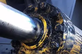 一般修一根动臂液压油缸2分种，敢问阁下们需要多久 ？😄，#液压油缸维修。视频封面