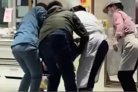 3月10日，河南平顶山。男孩吃太多热狗被噎住，爸爸紧张到瘫跪在地上！最后幸亏面包店员工正确使用海姆立克急救法，成功抢救#海姆立克急救法 #家庭急救海姆立克急救 #家庭急救常识 视频封面