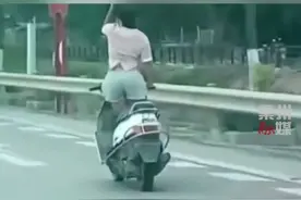 #危险行为请勿模仿 #路人视角 #安全驾驶 女子骑行电动车忘情热舞，网友：有过一次教训就长记性了！（H）视频封面
