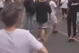 男子在美驻成都领馆门口放鞭炮，被警方作出行政警告处罚视频封面
