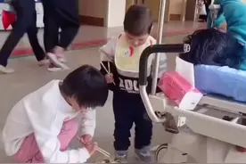 懂事的孩子❤️ 小女孩给病床上的妈妈喂面条，弟弟还隔空吹吹怕妈妈烫视频封面
