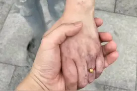 握手是传递温暖最简单的方式之一（所有拍摄经过当事人允许）#平安四川有我视频封面