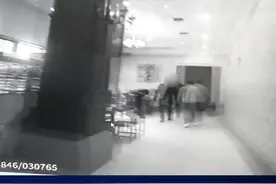 株洲天元警方捣毁一暗藏在酒庄里的赌场，现场缴获赌资130万元。#直播株洲 视频封面