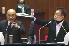 砰砰砰！苏贞昌和国民党“立委”互拍桌子，台立法机构的桌子一定很结实！#台湾视频封面