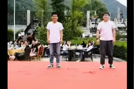 董宇辉跳隐形的翅膀#有趣的灵魂 #董宇辉 #爆笑名场面视频封面