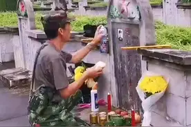 #对越自卫反击战老兵 为战友擦拭墓碑，并脱帽鞠躬，里面睡着猫耳洞牺牲的战友 @抖音短视频 视频封面