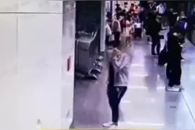男子手痒按停地铁#最新消息 @抖音短视频视频封面