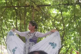 新疆吐鲁番维吾尔族舞蹈，阿古丽（姑娘）表演实时录像。