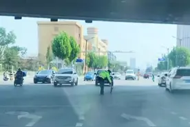 #晋中 #榆次 这就是咱晋中的交警！这是我看到过最帅的背影！你们觉得帅吗？请为他点亮❤，交警叔叔，您辛苦了！视频封面