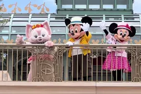 玲娜贝儿来了，老板老板娘的新宠儿，开园第一天，和钟楼和大家见面打招呼#玲娜贝儿 #一定要看到最后 有贝儿！#迪士尼开园了 #上海迪士尼视频封面