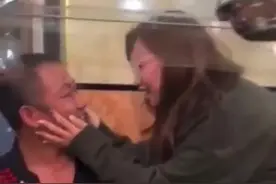父女两人三年未见，父亲认出女儿愣住的样子，瞬间破防。#亲情无可替代 视频封面