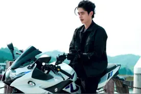 明星最前线#刘昊然摩托车低头杀 机车男孩刘昊然也太帅了吧视频封面