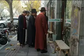 上海长宁区凯旋路上碰到上海老克勒穿长衫拍视频。视频封面
