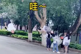 教你如何吸引妹纸的注意，学会一招不缺女朋友🤣#校园生活 #沙雕日常视频封面