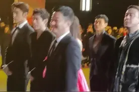 #成龙国际动作电影周 #吴京 冻得原地转圈圈，#成龙 说你看看少林武僧，吴京说，人家还年轻嘛😄视频封面