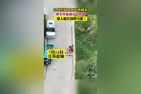 小伙钓到大鱼不肯回家，单手拎着满小区转悠，逢人就打招呼嘚瑟！@爱吃聪的岑子 视频封面