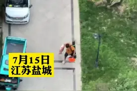 小伙钓到大鱼不肯回家，单手拎着满小区转悠，逢人就打招呼嘚瑟！@爱吃聪的岑子 视频封面