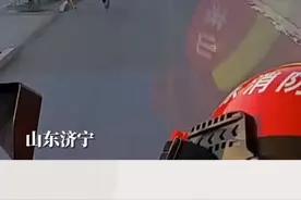 “风一样的少年。”山东济宁，三名少年为进村灭火的消防车指路。灭火后，还拿出饮料送给消防员。视频封面
