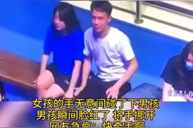 手刚碰到就弹开，害羞的脸红，#是爱情美好的样子视频封面