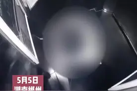 男孩多次电梯里撒尿 家长：孩子不懂事…你怎么看？视频封面