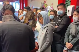开在澳大利亚墨尔本的广式早茶餐厅，排队一个小时，生意好到老外直接惊叹❗️#海外生活 #墨尔本 #澳大利亚视频封面