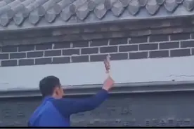 小朋友爬上围墙蹭吃消防员小哥的烤肉#传递正能量 #暖心视频封面