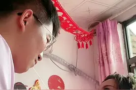 热闹喜庆的婚礼上，看你俩有这样吃面条的吗？婚礼小游戏。视频封面