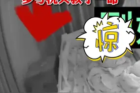 上一秒弟弟扔枕头被骂，下一秒姐姐头朝下摔倒，刚好摔在枕头上！网友：弟弟是来保护姐姐的❤️#安全视频封面