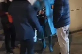 大妈不配合防疫检查，自称不是平民在美国待了7年，霸气回应：回美国去 别来中国视频封面