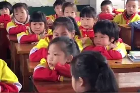 小学生唱《酒干倘卖无》，纯净的歌声把旁边同学感动落泪❤️❤️视频封面
