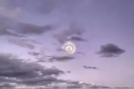 外国网友夜空中拍到发光螺旋体，专家：是中国长征火箭燃料！#意不意外视频封面