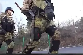 #我军单兵机械外骨骼展示，轻松搬运80斤弹药箱！（来源：军事纪实 编辑：洪霞 纹嵩）视频封面