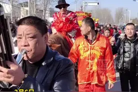 山东78岁新郎骑骏马迎娶48岁新娘，邻居：老人是低保户，侄子操办婚礼视频封面