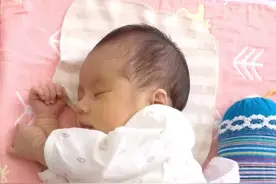 宝宝刚出生，手总是握着小拳头。千万不要强行打开宝宝的手哦～😝#新生儿 #宝宝 #拳头 #孕期 #月子视频封面