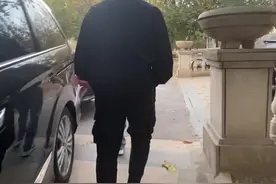 出来儿子给爸爸买新款手机📱看这父子两走路的架势，一看我就是外姓的，根本没我啥事😂  #父子情 @抖音短视频视频封面
