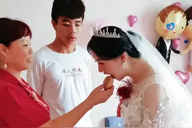 姐姐结婚了，妈妈拿出一个芝麻饼让姐姐咬一口吐弟弟衣兜里，姐姐为什么咬两口，第一囗吐弟弟手心，是什么风俗什么意思视频封面