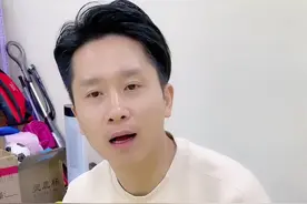既然徒弟想看，那我就挑战一下脚踢开瓶，心疼我新买的衣服和鞋😂#全网最帅开瓶猫 #脚踢啤酒