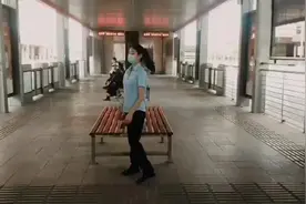 五四青年节，郑州交警杨华民和快速公交工作人员站台快闪，祝福伟大祖国①视频封面